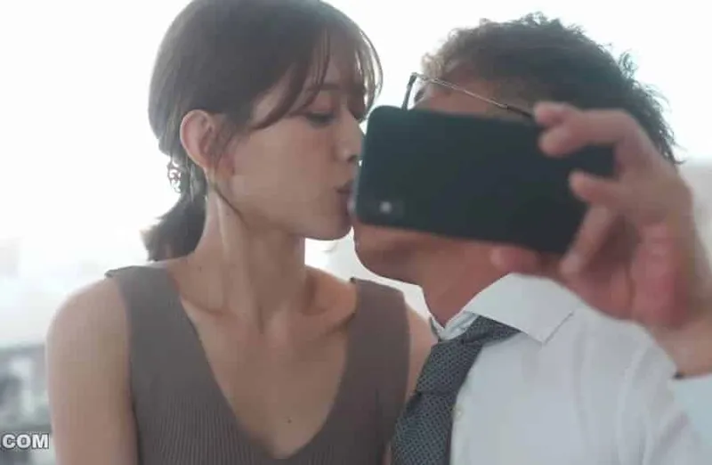 Thấy cô vợ hơi lạ, chồng xem điện thoại người vợ và thấy cảnh làm tình với cấp trên của mình